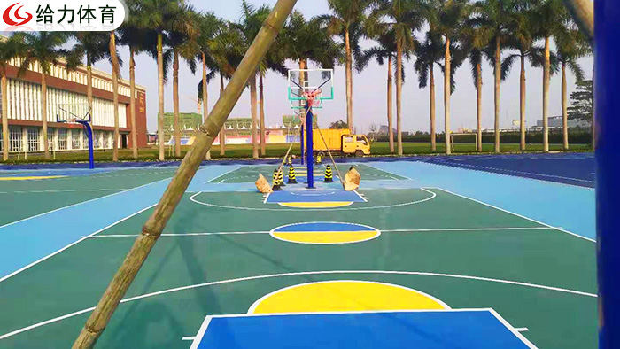 召喚廣東籃球架廠家  廣東給力體育閃現(xiàn)安裝戶外籃球架獲好評(píng)