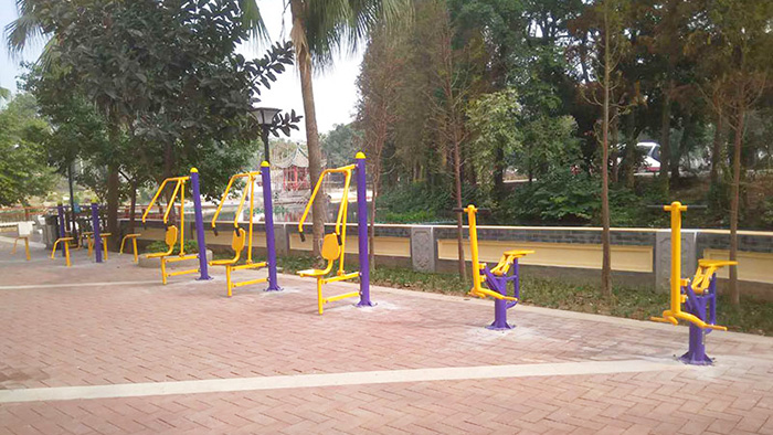 梅州這個(gè)小區(qū)的閑置空地上已經(jīng)安裝了老人健身器材了