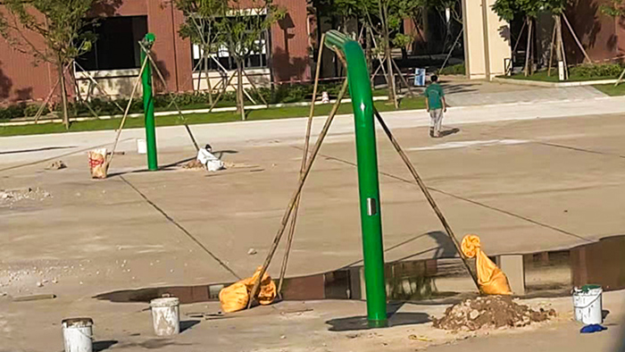 廣州白云區(qū)金碧新城三頭白色籃球架定制藍(lán)色丙烯酸球場(chǎng)建設(shè)